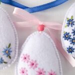 Oeuf de Pâques avec marguerites en feutrine