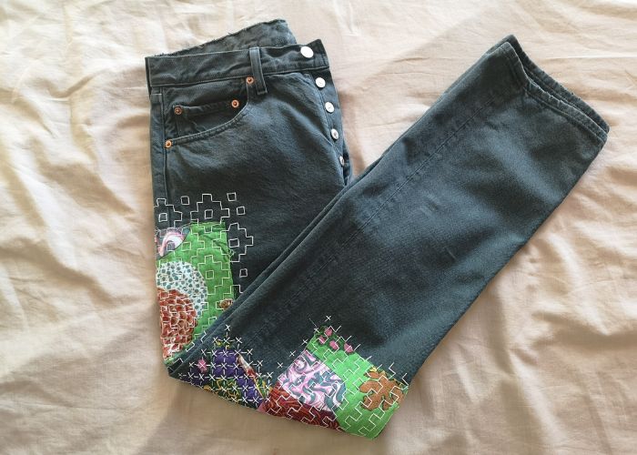 Jeans raccommodés de manière colorée avec des patchs et des coutures sashiko