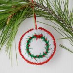 Décorations de Noël DIY avec broderie de couronnes
