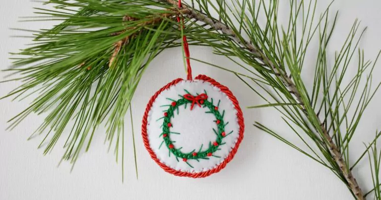 Décorations de Noël DIY avec broderie de couronnes