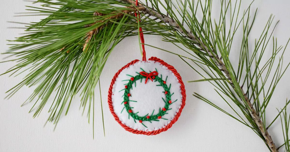 Décorations de Noël DIY avec broderie de couronnes