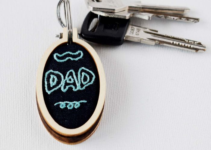 Porte-clés avec broderie réalisée avec Mini Embroidery Hoop