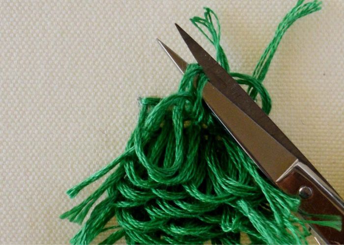 Coupez les boucles du point de nœud du tapis de Turquie.