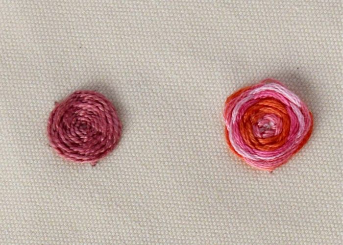 Fleurs tissées au point de roue araignée coton perlé rose et fil panaché, recto