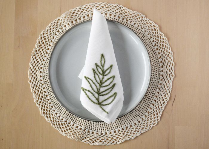 Serviette de table en lin blanc avec broderie de branches d'olivier