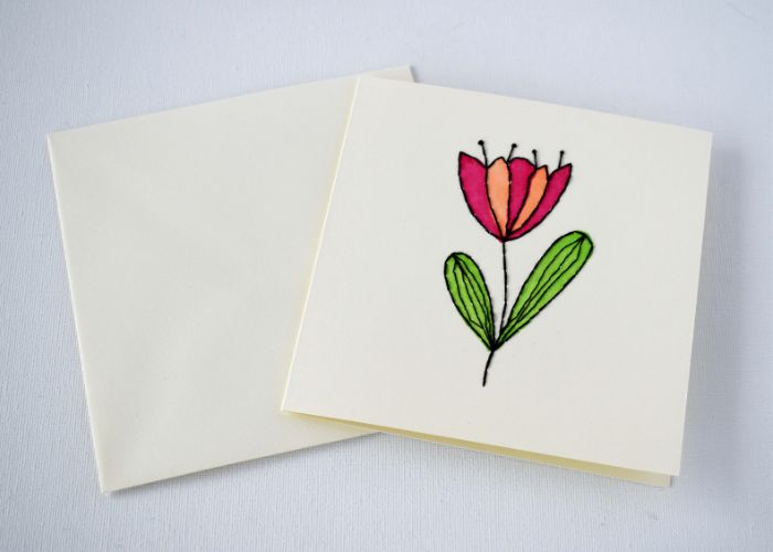 Carte brodée à la main avec une fleur pour la fête des mères