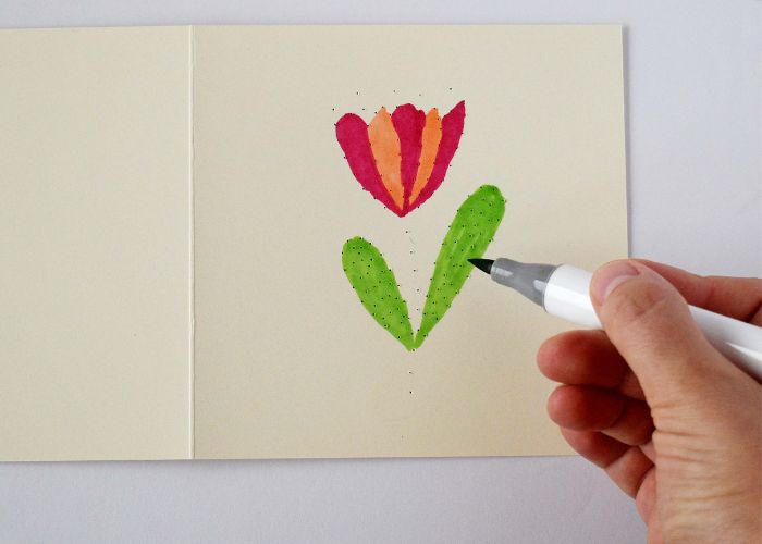 Coloriez la fleur avec des feutres