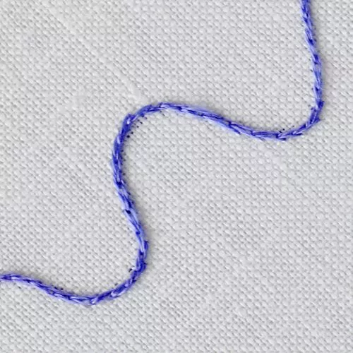 Broderie au point arrière fendu avec fil violet petite image