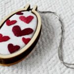 Tutoriel de pendentif mini-cerceau + motif de broderie de cœur gratuit : Crée de superbes cadeaux !