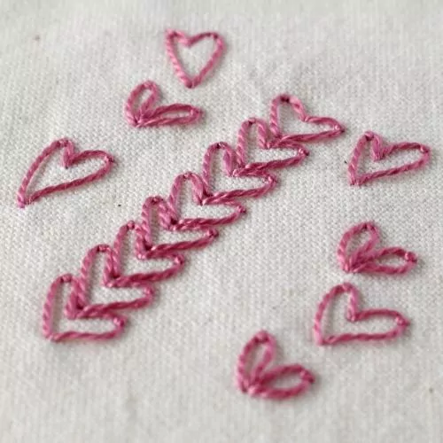 Broderie au point de chaînette en forme de cœur avec du fil de coton perlé rose petite image